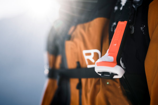 Nahaufnahme einer Lawinenairbag-Auslöseeinheit an einem Sicherheitsrucksack – essentielle Lawinenausrüstung für Skitouren