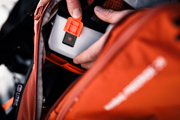 Nahaufnahme einer Lawinenairbag-Einheit, die im Rucksack verstaut wird – essentielle Lawinenausrüstung für sichere Skitouren