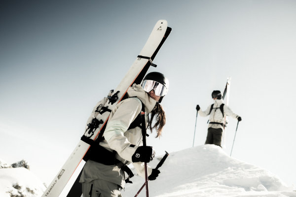 Zwei Wintersportler mit hochwertigen Skiern am Gipfel – Premium Ski für sportliche Alpin-Abenteuer