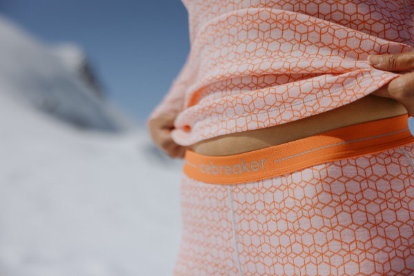 Nahaufnahme funktioneller Ski-Baselayer – wichtige Grundlage fürangepasste Skischuhe und optimale Passform