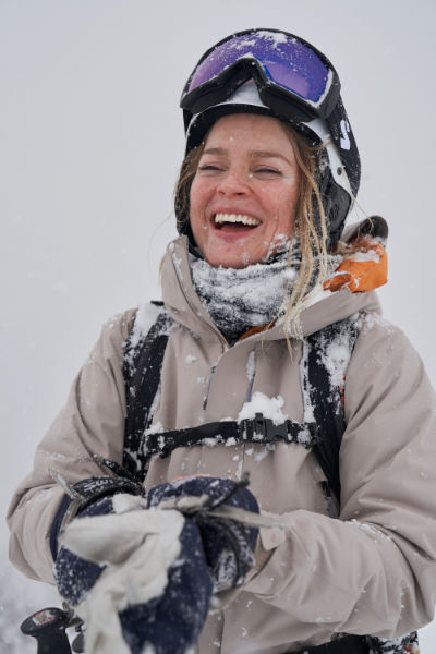 Lachende Skifahrerin in funktionaler Skijacke – hochwertige Ski Bekleidung für maximale Wärme und Schutz