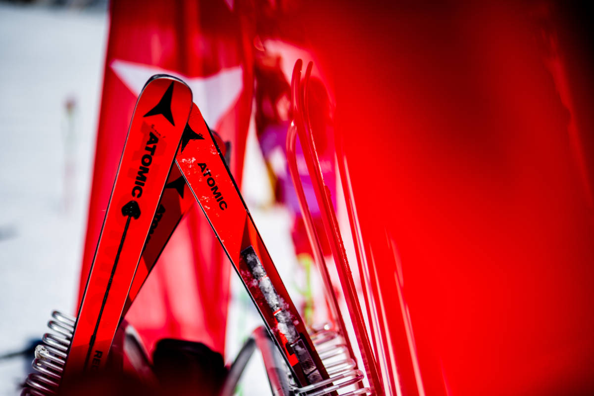 Rote Kinderski von Atomic stehen im Skiständer – Bild für Ski-Leasing und Skitauschsystem für Kinder in Frankfurt