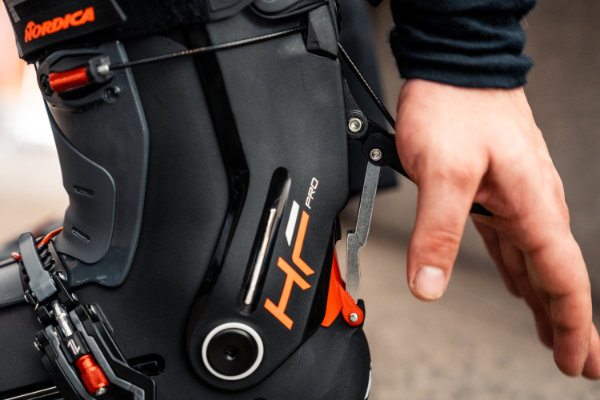 Nahaufnahme eines modernen Hands-free-Skischuhs – hochwertige Skischuhe mit komfortabler Einstiegstechnologie