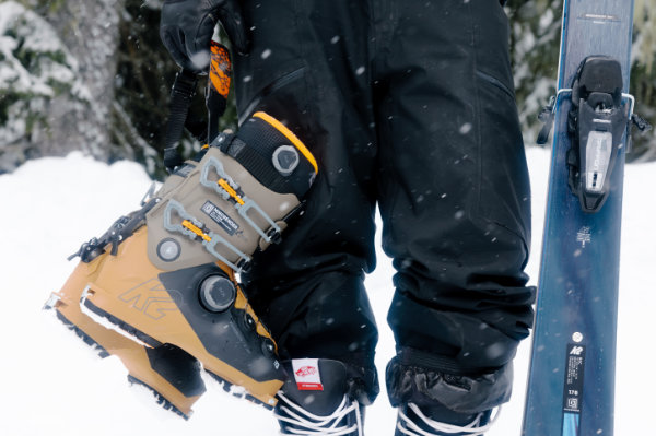 Detailaufnahme eines hochwertigen Skischuhs im Schnee – ideal für Skischuhe mit Anpassung und präzises Bootfitting