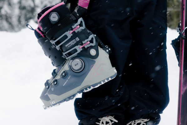 Person hält sportlichen Skischuh mit präziser Schnallenanpassung – hochwertige Skischuhe für individuelle Anpassung und Bootfitting