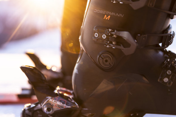 Nahaufnahme eines hochwertigen Skischuhs in der Bindung – perfekt für Skischuhe mit Anpassung und professionelles Bootfitting.