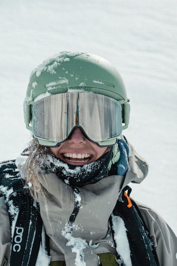 Wintersportler mit hochwertiger Skibrille und Skihelm – wichtige Ski Sicherheitsausrüstung im alpinen Gelände