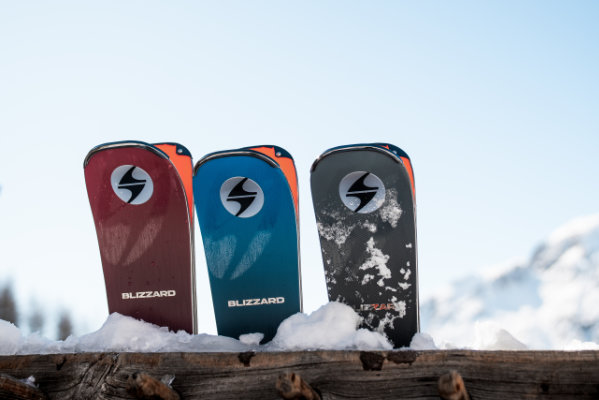 Blizzard Ski – Premium Auswahl im Skigeschäft Frankfurt Drei Blizzard-Ski im Schnee vor alpiner Kulisse – Premium-Auswahl im Skigeschäft Alpin-Basis in Frankfurt